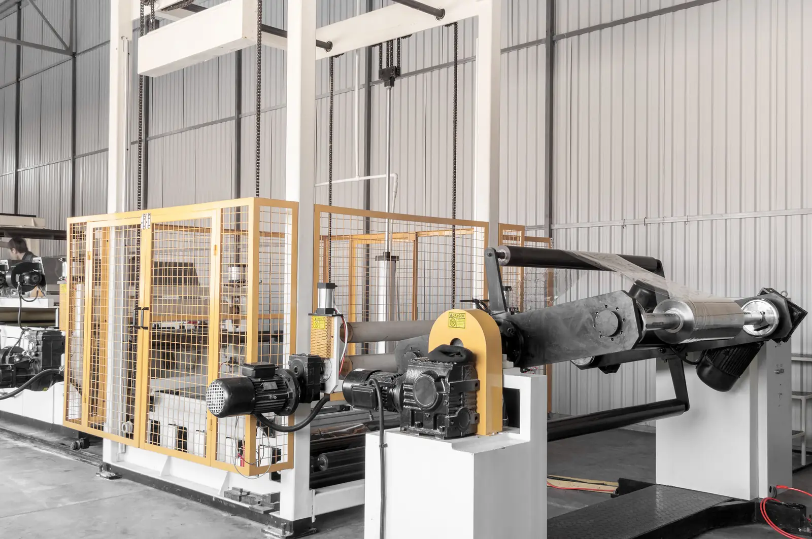 Línea de extrusión de película plástica en una planta industrial